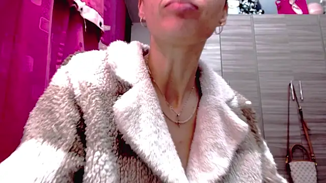 Snapshot of holy_juli chatting on 11, 2, 2026 holy juli online show from 11, 2, 2026