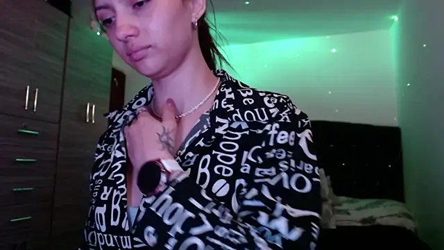 Snapshot of holy_juli chatting on 11, 6, 2026 holy juli online show from 11, 6, 2026