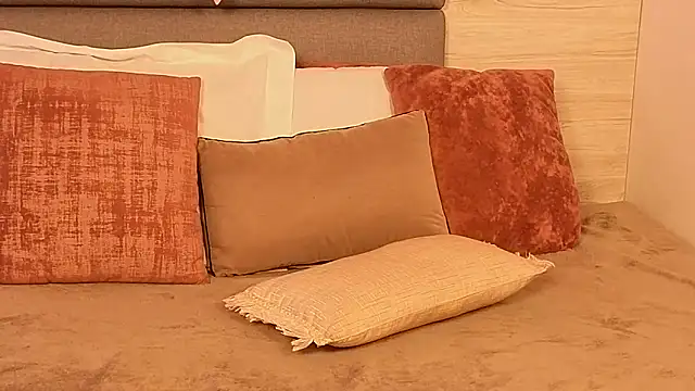 Lily Miiller online show from 27, 10, 2025