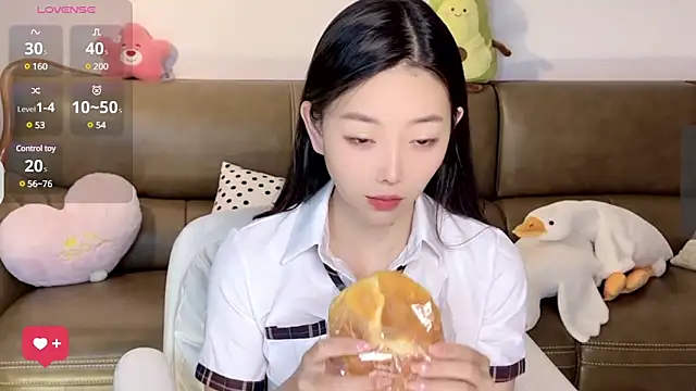 Yilin1999 online show from 8, 3, 2025