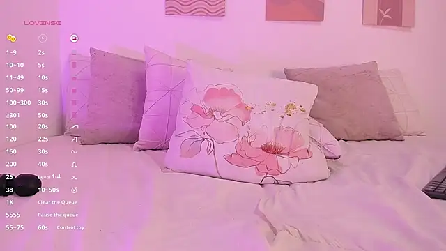 Snapshot of Mia_Heartt chatting on 5, 3, 2025 Mia Heartt online show from 5, 3, 2025