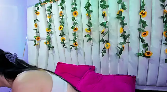 Lucy Anall  online show from 25, 2, 2025