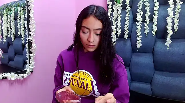 Miaa Thopmson online show from 7, 3, 2025