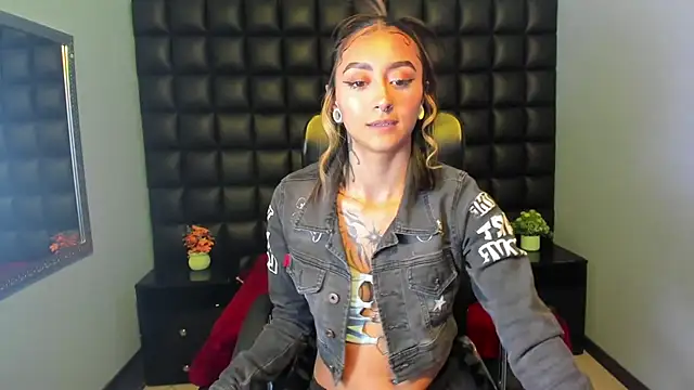 Miaa Thopmson online show from 7, 10, 2025