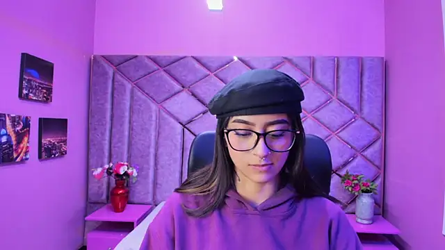 Miaa Thopmson online show from 29, 11, 2025