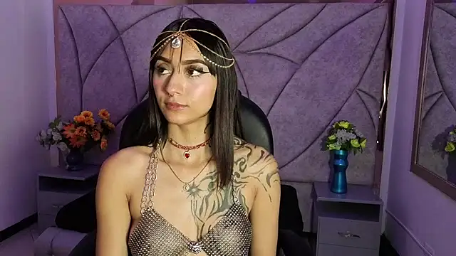 Miaa Thopmson online show from 2, 10, 2025