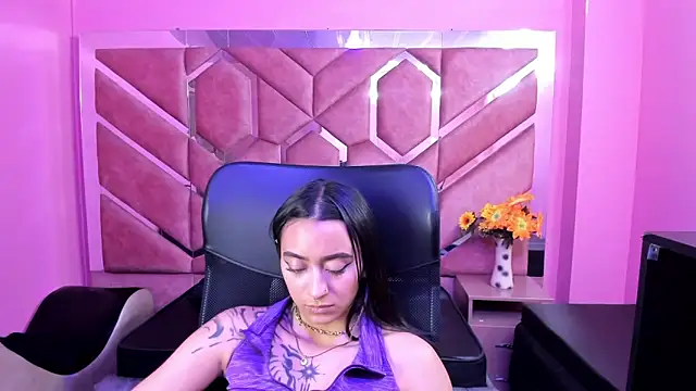 Miaa Thopmson online show from 11, 9, 2025