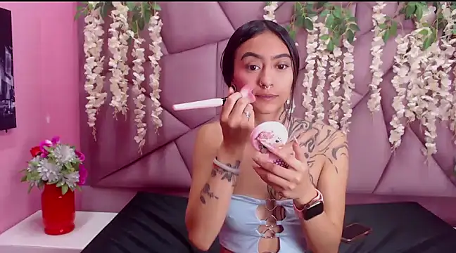 Miaa Thopmson online show from 19, 3, 2025