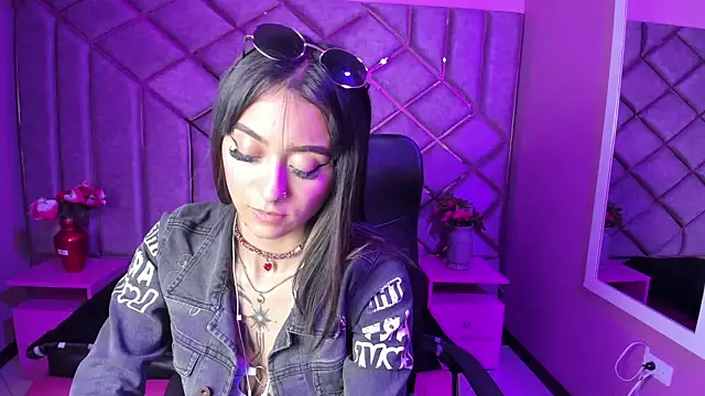 Miaa Thopmson online show from 1, 10, 2025