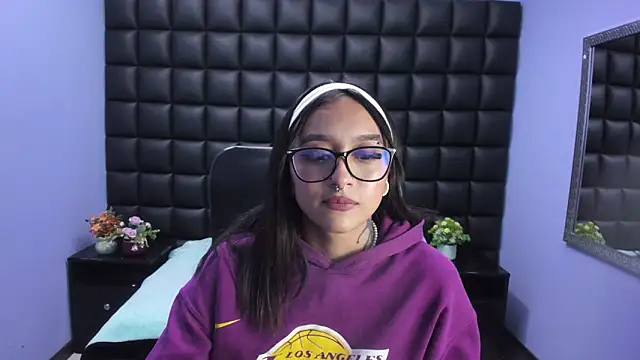 Miaa Thopmson online show from 20, 12, 2025