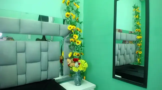 Miaa Thopmson online show from 1, 3, 2025