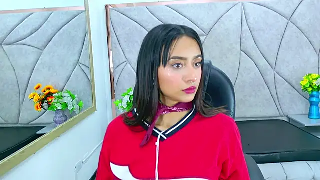 Miaa Thopmson online show from 15, 10, 2025