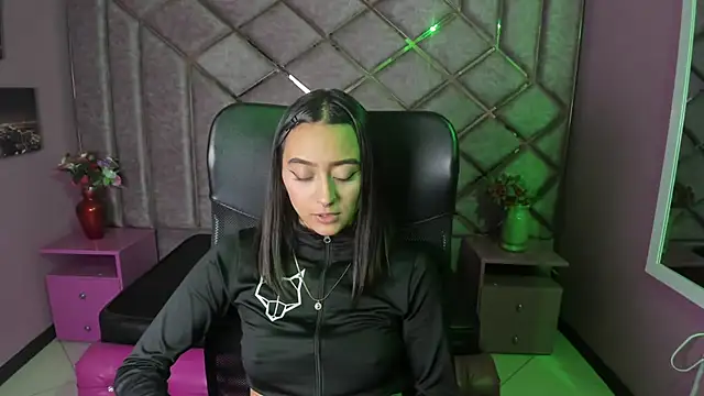 Miaa Thopmson online show from 13, 9, 2025