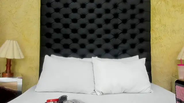 NahomiWhitel online show from 16, 12, 2025