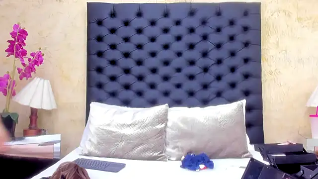 NahomiWhitel online show from 4, 12, 2025