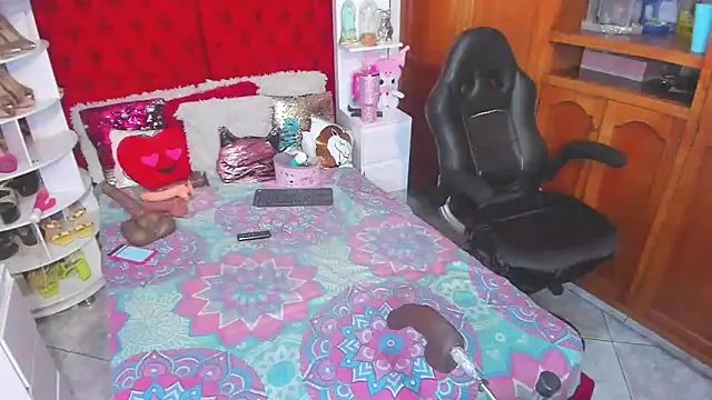 larafoxter online show from 13, 3, 2025