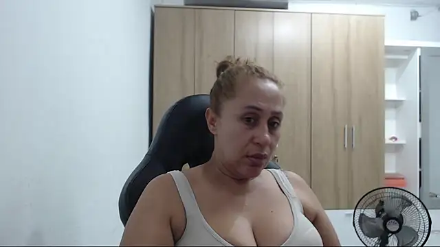 RoxanaLove9 online show from 10, 5, 2026