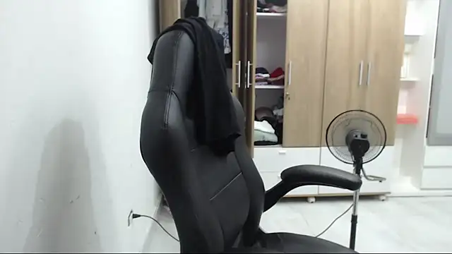 RoxanaLove9 online show from 5, 3, 2026