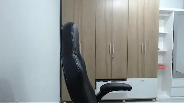 Snapshot of RoxanaLove9 chatting on 15, 6, 2026 RoxanaLove9 online show from 15, 6, 2026