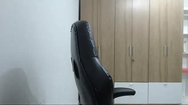 RoxanaLove9 online show from 9, 4, 2026