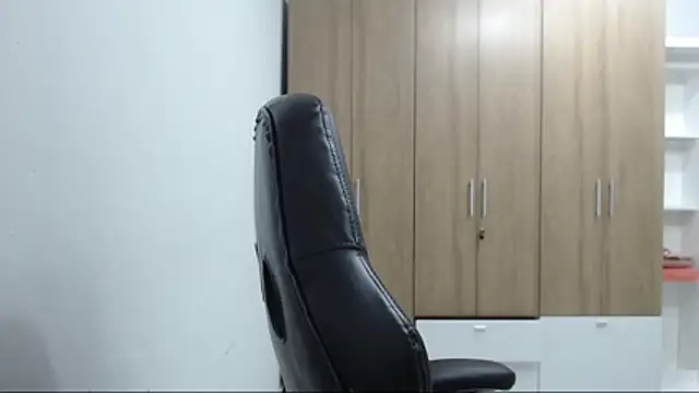Snapshot of RoxanaLove9 chatting on 6, 7, 2026 RoxanaLove9 online show from 6, 7, 2026