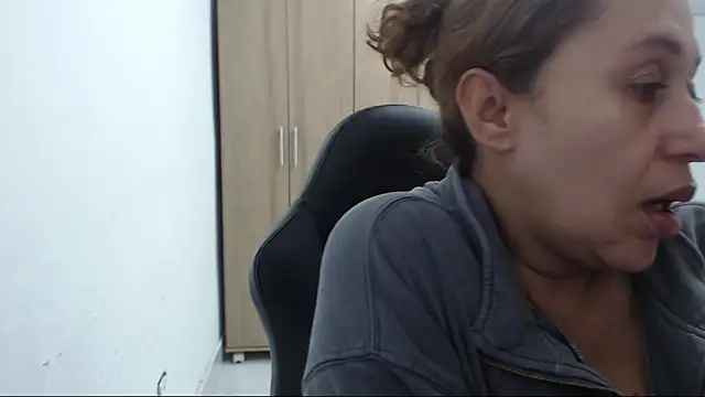 RoxanaLove9 online show from 8, 11, 2025