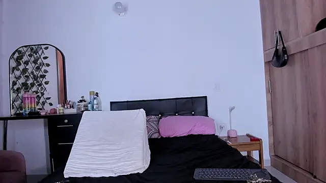 medussa13  online show from 24, 4, 2026