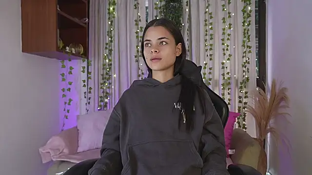 HannaRhodes online show from 1, 12, 2025