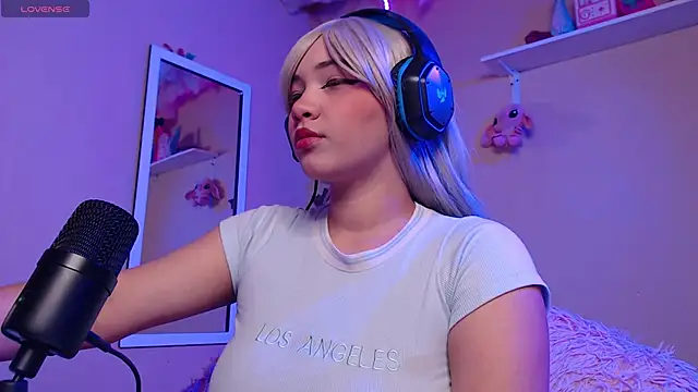 Snapshot of MadelineBenet chatting on 6, 10, 2025 MadelineBenet online show from 6, 10, 2025