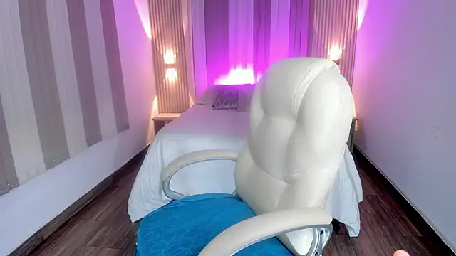 Kiim Jonness online show from 4, 3, 2025