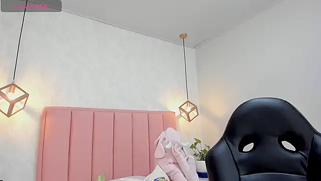 MAYROBERTSS online show from 28, 1, 2025