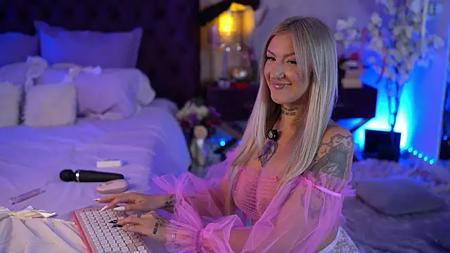 Snapshot of MazeSin chatting on 10, 10, 2025 MazeSin online show from 10, 10, 2025