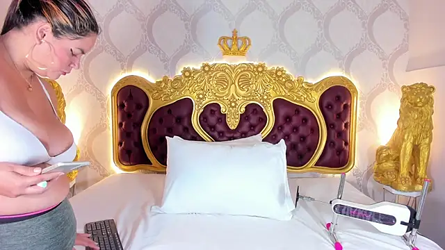 KendralHolson online show from 8, 10, 2025