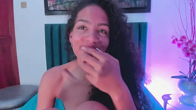 AntonellaHall  online show from 27, 2, 2025