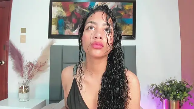 AntonellaHall  online show from 5, 3, 2025