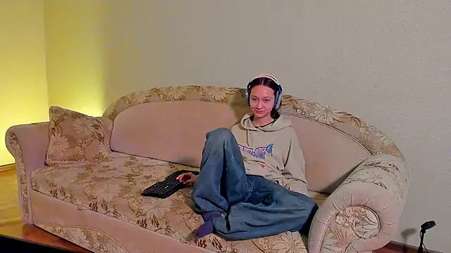 EllaSky xoxo online show from 9, 3, 2025