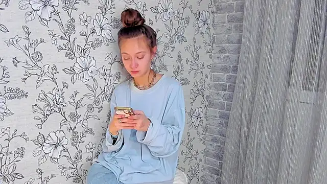 EllaSky xoxo online show from 6, 11, 2025