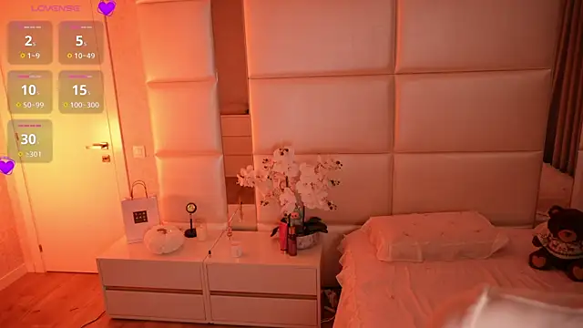 Lilly Colins online show from 14, 11, 2025