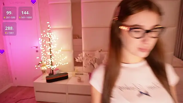 Lilly Colins online show from 25, 3, 2026