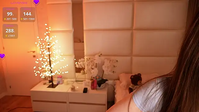 Lilly Colins online show from 12, 3, 2026