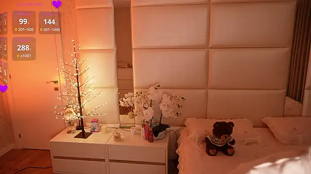 Lilly Colins online show from 10, 3, 2026