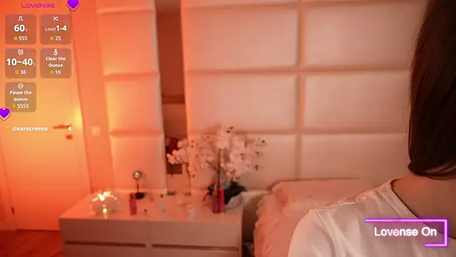 Lilly Colins online show from 26, 10, 2025