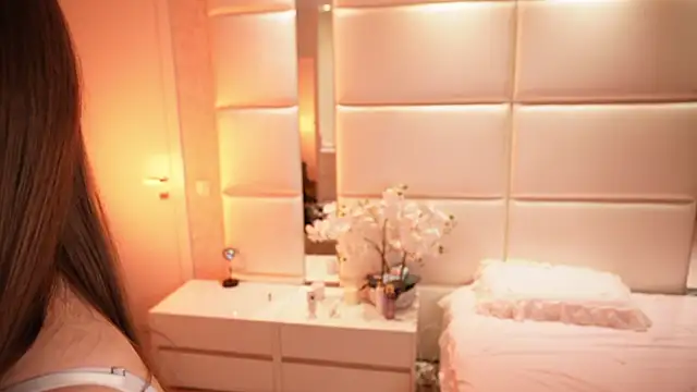 Lilly Colins online show from 4, 10, 2025