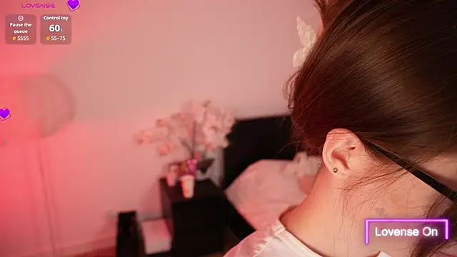 Lilly Colins online show from 26, 9, 2025