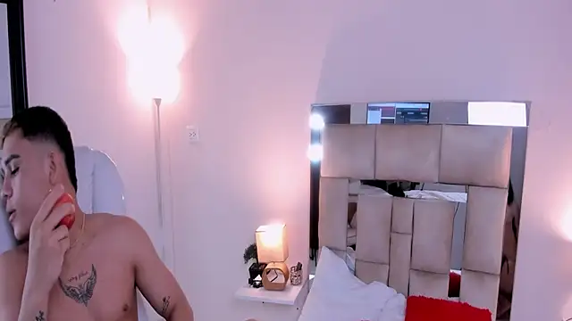 Snapshot of saraandstiven chatting on 8, 3, 2025 saraandstiven online show from 8, 3, 2025