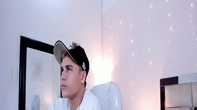 Snapshot of saraandstiven chatting on 7, 3, 2025 saraandstiven online show from 7, 3, 2025