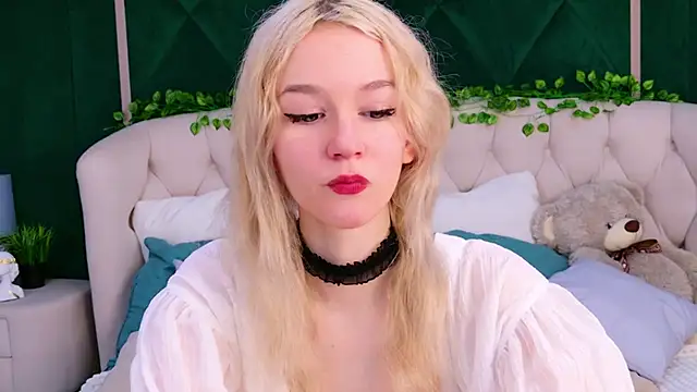 NaomiLoys online show from 6, 3, 2025