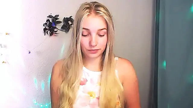 Snapshot of Queen_ofLove chatting on 15, 5, 2026 Queen ofLove online show from 15, 5, 2026