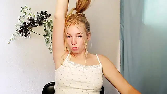 Snapshot of Queen_ofLove chatting on 14, 6, 2026 Queen ofLove online show from 14, 6, 2026