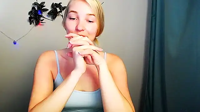 Snapshot of Queen_ofLove chatting on 16, 5, 2026 Queen ofLove online show from 16, 5, 2026